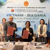 Hiệp hội văn hóa du lich Việt Nam tai châu Âu (VNCT) và Hiệp hội du lich nghỉ dưỡng Bulgaria (BUBSPA) kí MoU trước sự chứng kiến của Đại sứ Nguyễn Thị Minh Nguyệt và Vụ trưởng Savina Nedyalkova. (Ảnh: TTXVN phát)