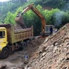 Địa phương tiến hành khắc phục điểm sạt lở. (Nguồn: Báo Quảng Ngãi)