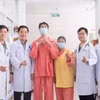 Người bệnh được ghép tạng và các bác sỹ trước thời điểm xuất viện. (Ảnh: TTXVN phát)