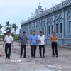 Cán bộ xóm 2, xã Nghĩa Sơn, Ninh Bình tới nhà thờ trên địa bàn để tuyên truyền, vận động người dân đồng thuận với chủ trương sắp xếp, tổ chức lại thôn, tổ dân phố. (Ảnh: Công Luật/TTXVN)