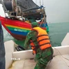 Lực lượng cứu nạn của Đồn Biên phòng Diễn Thành tiếp cận vị trí tàu cá bị chìm, đưa 3 ngư dân gặp nạn lên ca nô an toàn. (Ảnh: TTXVN phát)