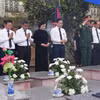 Phó Thủ tướng Phạm Thị Thanh Trà cùng các đại biểu thực hiện nghi thức an táng hài cốt các liệt sỹ. (Ảnh: Dư Toán/TTXVN)