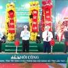 Nguyên Chủ tịch nước Trương Tấn Sang và lãnh đạo tỉnh Tây Ninh thực hiện nghi thức khởi công dự án. (Ảnh: Thanh Bình/TTXVN)