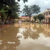 Lốc xoáy, mưa lớn gây thiệt hại cho nhiều nhà dân, trường học tại phường Chu Văn An. (Ảnh: Mạnh Tú/TTXVN)
