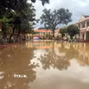 Lốc xoáy, mưa lớn gây thiệt hại cho nhiều nhà dân, trường học tại phường Chu Văn An. (Ảnh: Mạnh Tú/TTXVN)