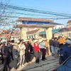 Rất đông phụ huynh học sinh tập trung phản đối không đồng ý để con em mình chuyển đến học ở địa điểm trường chính trung tâm phường Quảng Phúc, thị xã Ba Đồn. (Ảnh: Tá Chuyên/TTXVN)