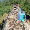 Vụ tai nạn khiến 3 người tử vong tại chỗ, 5 người bị thương nặng được đưa đi cấp cứu và nhiều hành khách khác bị thương nhẹ. (Ảnh: Đinh Thùy/TTXVN)