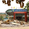 Phía ngoài cổng trường tiểu học Túc Duyên (phường Phan Đình Phùng) vẫn ngổn ngang bùn đất. (Ảnh: Thanh Tùng/TTXVN)