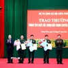 Bộ Tư lệnh Bộ đội Biên phòng tổ chức trao thưởng nóng cho các đơn vị thực hiện tốt Chuyên án A1-126.2p. (Ảnh: TTXVN phát)