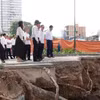 Đoạn sạt lở dài khoảng 30 m, rộng khoảng 16 m tính từ bờ kè vào đường Ba Đình - (Ảnh: Cổng thông tin điện tử TP. Hồ Chí Minh.)