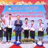 Đại sứ Nguyễn Minh Tâm trao tặng giấy khen cho học sinh đạt thành tích tốt trong kỳ thi học sinh giỏi cấp huyện, cấp thành phố năm học 2025 - 2026. (Ảnh: Xuân Tú/TTXVN)