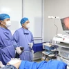 Các bác sỹ Bệnh viện Sản Nhi tỉnh Phú Thọ thực hiện ca phẫu thuật nội soi polup đại trạng cho bệnh nhân 13 tuổi với sự hỗ trợ chuyên môn từ Bệnh viện đa khoa tỉnh Phú Thọ. (Ảnh: TTXVN phát)