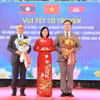 Lãnh đạo tỉnh Đồng Nai tặng quà đại diện Tổng lãnh sự Campuchia tại Thành phố Hồ Chí Minh và Tổng lãnh sự Lào tại Thành phố Hồ Chí Minh nhân dịp Tết cổ truyền. (Ảnh: Lê Xuân/TTXVN)