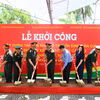 Thủ trưởng Bộ tư lệnh Quân khu 9, Đoàn Kinh tế 925 và lãnh đạo xã Đá Bạc thực hiện nghi thức động thổ khởi công xây dựng công trình. (Ảnh: Chanh Đa/TTXVN)