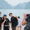 Du khách thích thú chụp ảnh “check in” khi đến với Hạ Long. (Ảnh: Hoàng Hiếu/TTXVN)