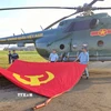 Máy bay trực thăng Mi 171 treo cờ trước giờ bay huấn luyện ghép hình. (Ảnh: TTXVN phát)