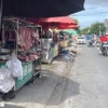 Quầy thịt lợn vắng khách trên đường Phạm Hữu Lầu, phường Tân Mỹ, TP. Hồ Chí Minh. (Ảnh: Hương Giang/TTXVN)