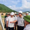 Phó Chủ tịch UBND tỉnh Ninh Thuận Trịnh Minh Hoàng (thứ 3, phải sang) kiểm tra vướng mắc tại dự án thủy điện tích năng Bác Ái. (Ảnh: TTXVN)