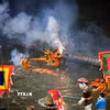 Dưới bàn tay tài hoa của các nghệ nhân rối nước Đào Thục, những con rối vô tri, vô giác bỗng trở nên sống động, hấp dẫn mọi du khách. (Ảnh: Phạm Hậu/TTXVN)