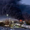 Khói bốc lên từ hiện trường vụ rơi máy bay của hãng vận chuyển UPS tại Louisville, Kentucky, Mỹ, ngày 4/11/2025. (Ảnh: REUTERS/TTXVN)