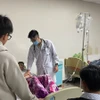 Các bệnh nhân bị ngộ độc nằm điều trị tại bệnh viện. (Nguồn: Nhân Dân)