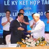 Ông Võ Khắc Thái, Phó Chủ tịch Liên đoàn Lao động TP. Hồ Chí Minh và ông Lê Xuân Lành, Chủ tịch Hội đồng Quản trị Công ty Cổ phần Phát triển Dịch vụ LNT 7979 thực hiện nghi thức ký kết bản ghi nhớ hợp tác xây dựng 30.000 nhà ở xã hội cho công nhân. (Ảnh: Thanh Vũ/TTXVN)