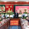 Chủ tịch Ủy ban Nhân dân tỉnh Lai Châu Lê Văn Lương tặng Bằng khen cho 14 cá nhân có thành tích xuất sắc trong thực hiện Chuyên án 0525L. (Ảnh: Nguyễn Oanh/TTXVN)