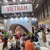 Gian hàng Việt Nam thu hút đông đảo đối tác và khách tham quan. (Ảnh: TTXVN phát)