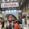 Gian hàng Việt Nam thu hút đông đảo đối tác và khách tham quan. (Ảnh: TTXVN phát)