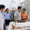 Phó Chủ tịch UBND tỉnh Nguyễn Hồng Hải động viên thân nhân các nạn nhân bị thương nặng (Ảnh: Hồng Hiếu/TTXVN)