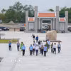 Đoàn công tác Thành ủy, UBND thành phố Cần Thơ do ông Lê Quang Tùng, Bí thư Thành ủy Cần Thơ và ông Trương Cảnh Tuyên, Chủ tịch UBND thành phố dẫn đầu kiểm tra Khu di tích Lộ Vòng Cung ngày 3/4/2026. (Ảnh: Thanh Liêm/TTXVN)