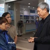 Phó Chủ tịch UBND thành phố Đà Nẵng Hồ Quang Bửu (phải) thăm, động viên các nạn nhân vụ ngạt khí tại xã Điện Bàn Tây tại Bệnh viện. (Ảnh: TTXVN phát)