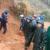Lực lượng chức năng xã Ngọc Linh mở đường vào 5 thôn bị cô lập. (Ảnh: TTXVN phát)