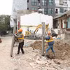 Khẩn trương tháo dỡ các công trình để bàn giao mặt bằng "sạch" phục vụ thi công cầu Tứ Liên. (Ảnh: Nguyễn Thắng/TTXVN)