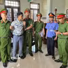 Thi hành lệnh bắt và khám xét nơi ở đối với bị can Mai Hoàng để phục vụ điều tra. (Ảnh: TTXVN phát)