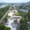 Những cơ sở sản xuất đá này đều thuộc diện phải di dời, tuy nhiên đến thời điểm này vẫn nằm trong khu vực đông dân cư. (Ảnh: Hoa Mai/TTXVN)