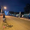 Xe chở rác ùn ứ trên đường vào bãi rác Đa Phước tối 23-1. (Nguồn: Báo Tuổi Trẻ)