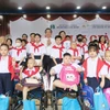Lãnh đạo Thành ủy Thành phố Hồ Chí Minh chụp ảnh kỷ niệm với các bệnh nhi tham gia Lớp học Hoa hướng dương. (Ảnh: Đinh Hằng/TTXVN)