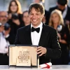 Đạo diễn Sean Baker nhận giải thưởng Cành cọ Vàng cho bộ phim "Anora" tại LHP Cannes lần thứ 77 ở Cannes, miền Nam Pháp tối 25/5/2024. (Ảnh: AFP/TTXVN)