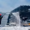 Lực lượng cứu hộ cứu nạn tại hiện trường. (Ảnh: TTXVN)