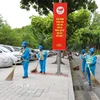 Công nhân công ty môi trường đô thị Gia Lâm được tăng cường hỗ trợ vệ sinh, làm sạch đường phố phục vụ du khách kỷ niệm 80 năm Quốc khánh. (Ảnh: Thành Phương/TTXVN)