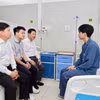 Đại diện Bộ Giáo dục và Đào tạo thăm hỏi, động viên em Nguyễn Lê Tú (Ảnh: Bộ GDĐT)