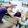 Hàng hóa, nhu yếu phẩm được tập kết lên tàu vận tải để chở ra đặc khu Lý Sơn. (Ảnh: Lê Phước Ngọc/TTXVN)