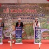 Đại điện lãnh đạo địa phương cùng nhà thầu bấm nút khởi công công trình. (Ảnh: Thanh Hải/TTXVN)