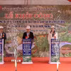 Đại điện lãnh đạo địa phương cùng nhà thầu bấm nút khởi công công trình. (Ảnh: Thanh Hải/TTXVN)
