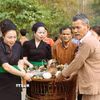 Người dân Ơ Đu di chuyển mâm cúng thần Sấm ra địa điểm cúng được thực hiện ngoài trời. (Ảnh: Xuân Tiến/TTXVN)
