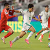 Tiền vệ Algeria Ibrahim Maza (số 22) đi bóng trong sự đeo bám sát sao của tiền vệ Jordan Noor Alrawabdeh. (Ảnh: AFP/TTXVN)