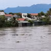 Nước lũ dâng cao tràn qua bờ đê vào nhà người dân sống cạnh khu vực sông Cái Phan Rang (xã Phước Dinh, Khánh Hòa). (Ảnh: Nguyễn Thành/TTXVN)