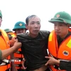 Một ngư dân được đưa vào bờ an toàn. (Ảnh: TTXVN phát)