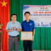 Nam sinh nhận giấy khen của Ủy ban Nhân dân xã Cửa Tùng. (Ảnh: Ủy ban Nhân dân xã Cửa Tùng)